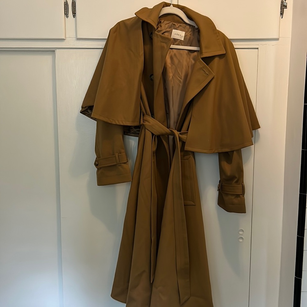 Chic caped doen trench